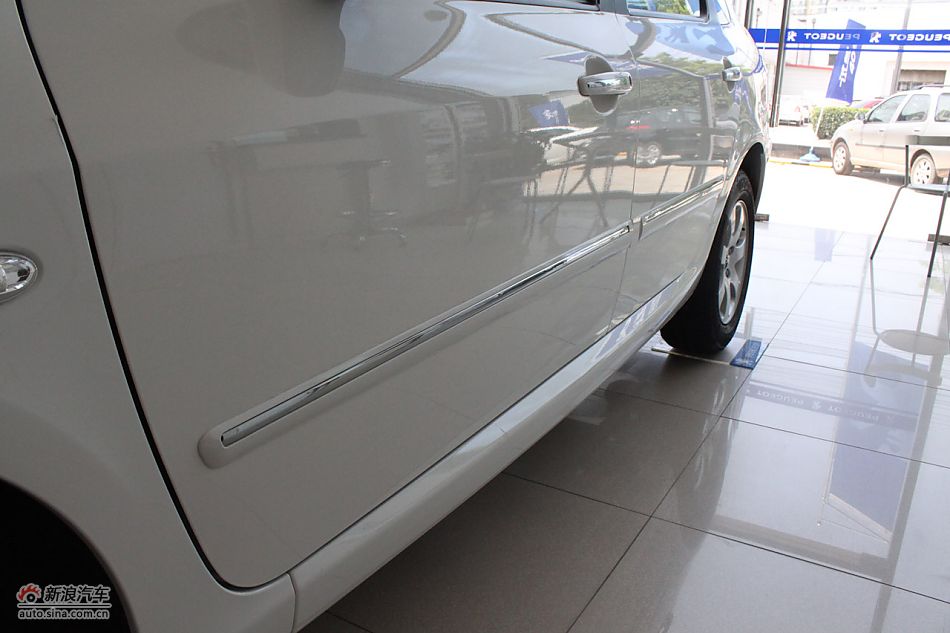 新标致307三厢外观细节