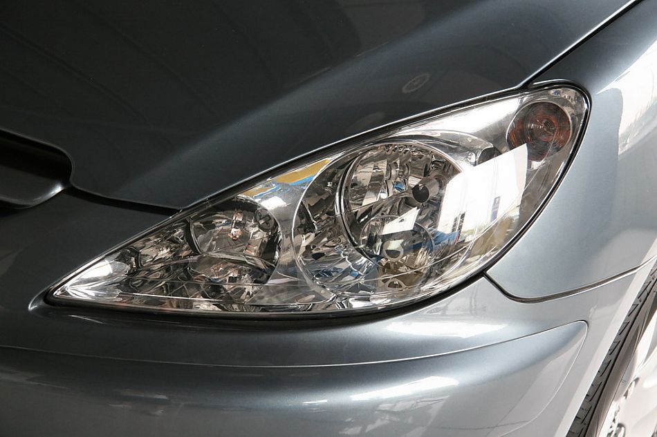 神龙汽车标致307前大灯