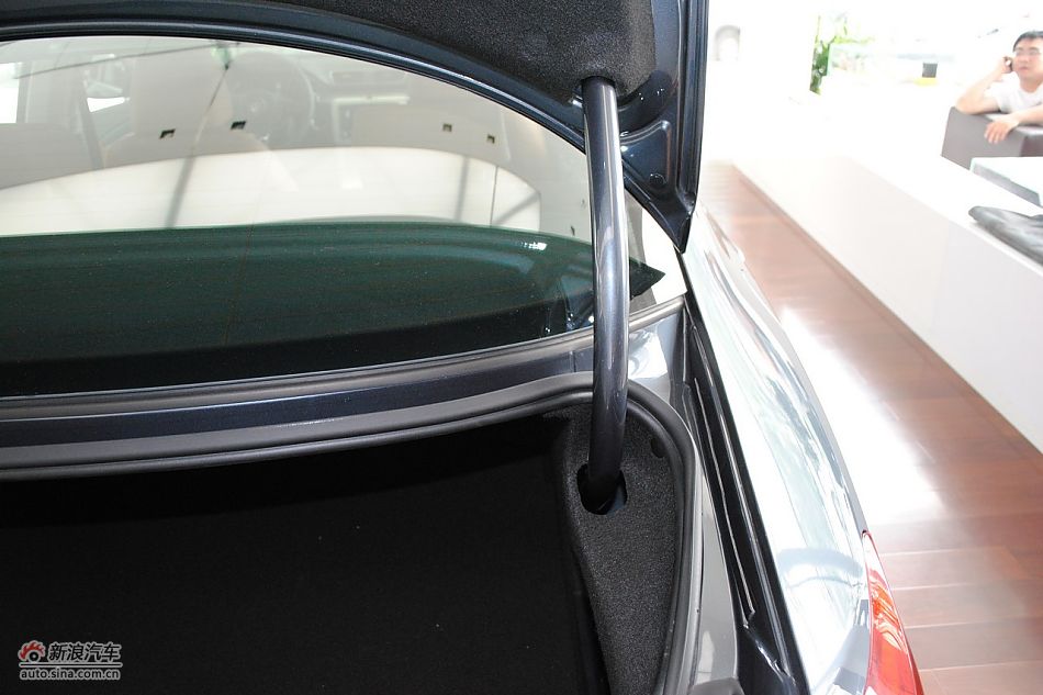 一汽大众CC发动机舱及悬挂实拍