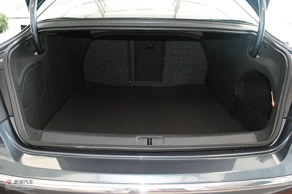 一汽大众CC发动机舱及悬挂实拍