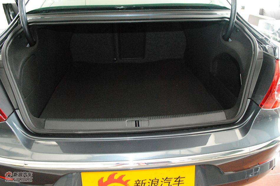 一汽大众CC发动机舱及悬挂实拍