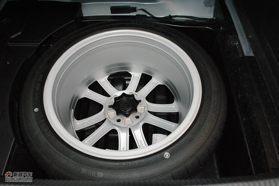 一汽大众CC发动机舱及悬挂实拍