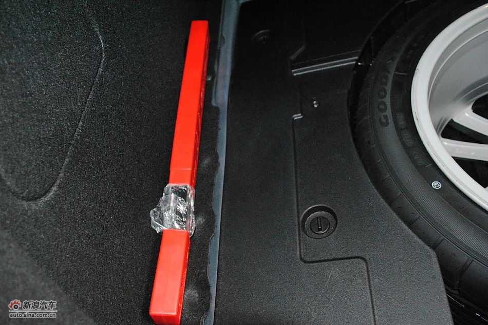 一汽大众CC发动机舱及悬挂实拍