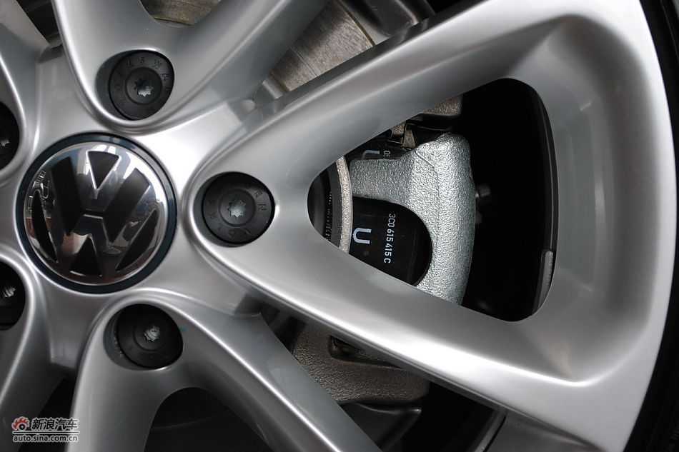 一汽大众CC发动机舱及悬挂实拍