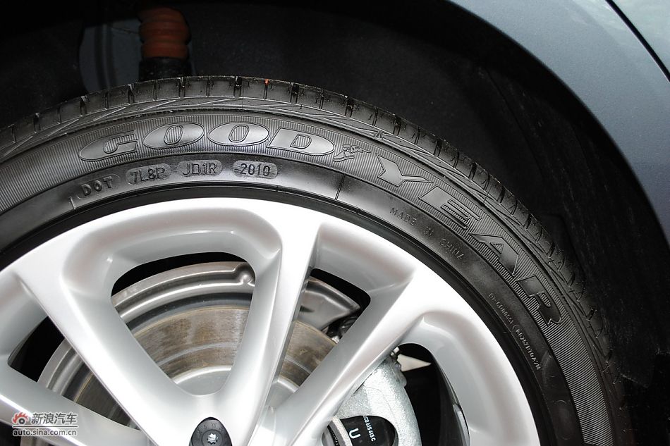 一汽大众CC发动机舱及悬挂实拍