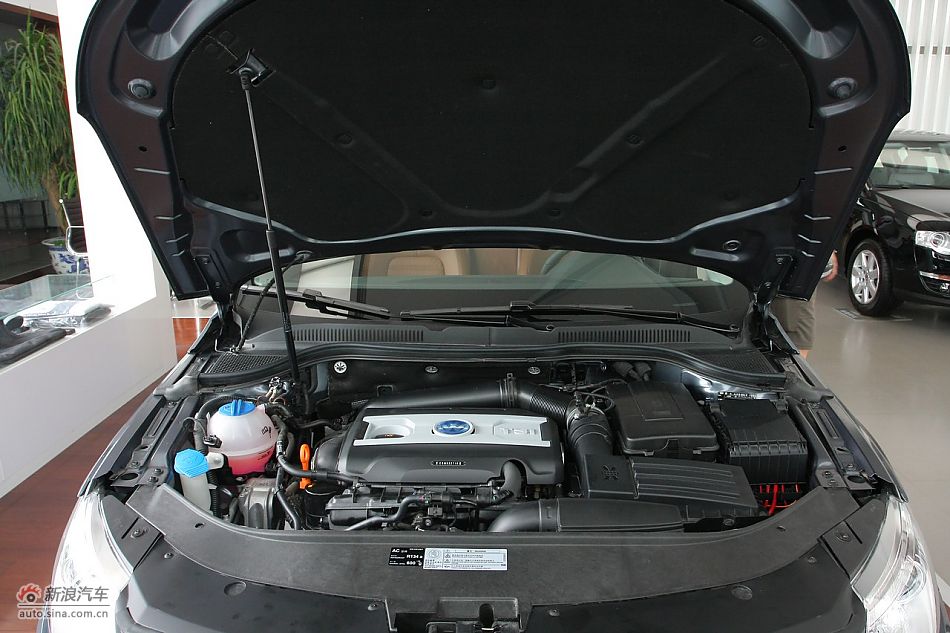 一汽大众CC发动机舱及悬挂实拍