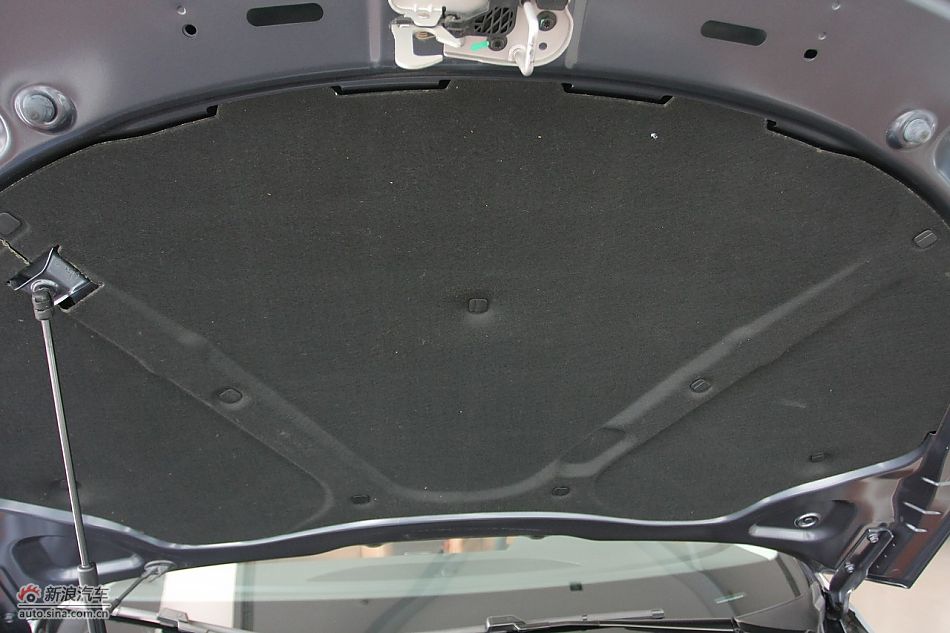 一汽大众CC发动机舱及悬挂实拍