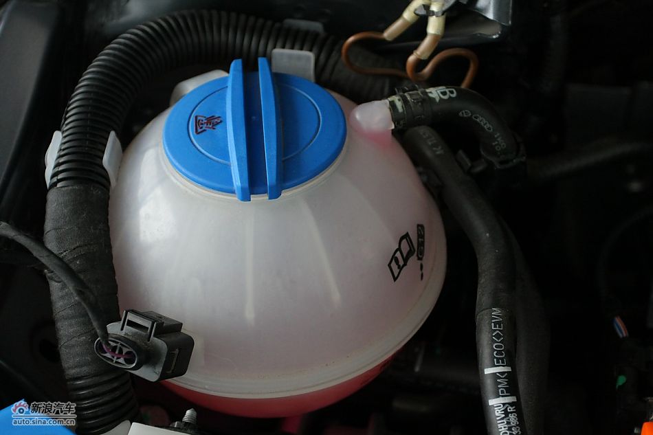 一汽大众CC发动机舱及悬挂实拍