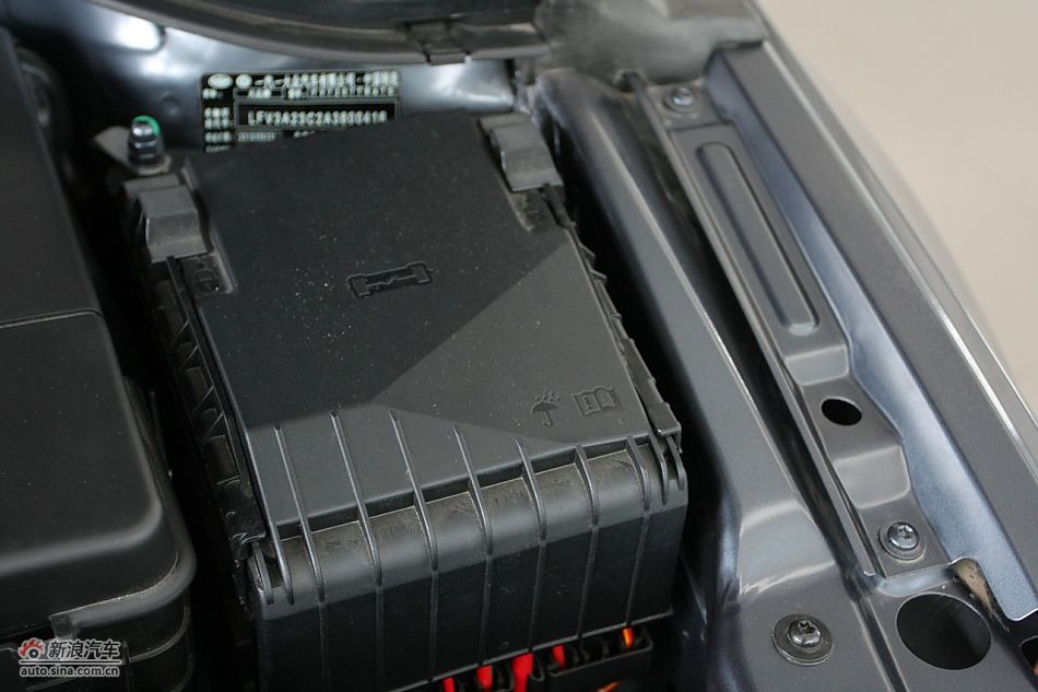 一汽大众CC发动机舱及悬挂实拍