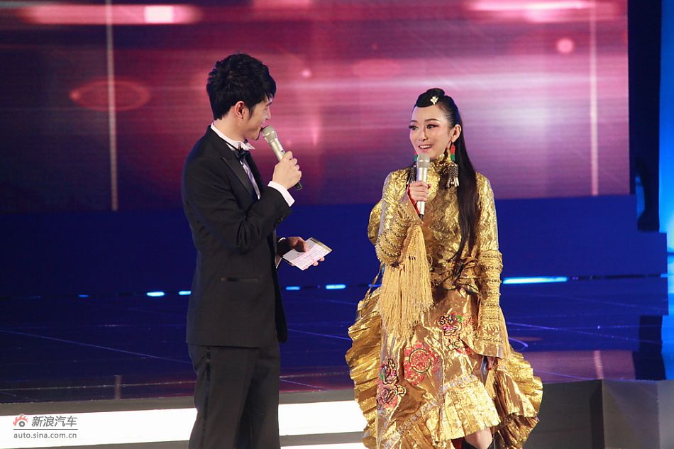 歌手萨顶顶现场致辞