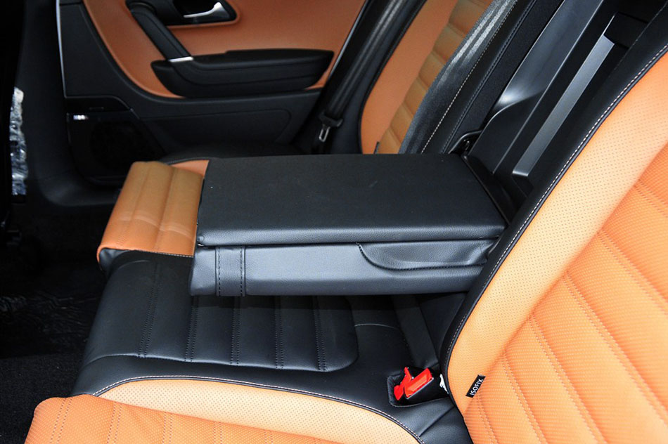 2015款 2.0TSI 至尊型 座椅空间