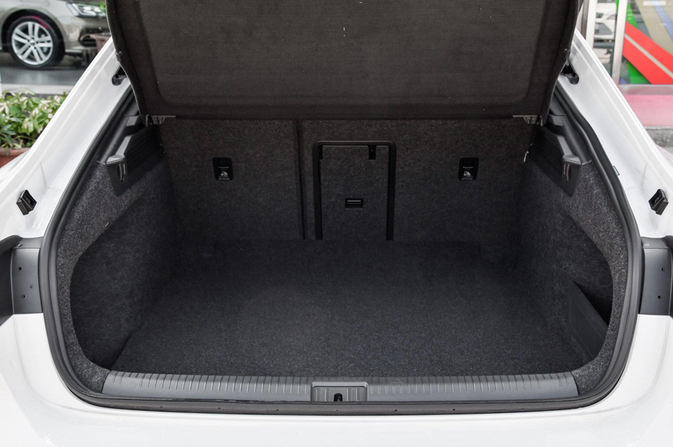 2019款 380TSI 魅颜版 座椅空间