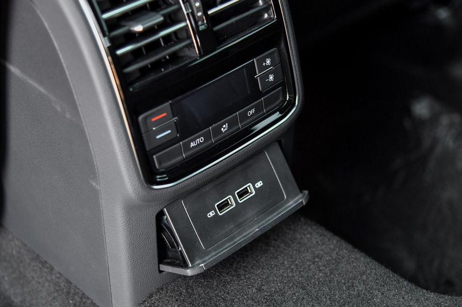 2019款 380TSI 魅颜版 座椅空间