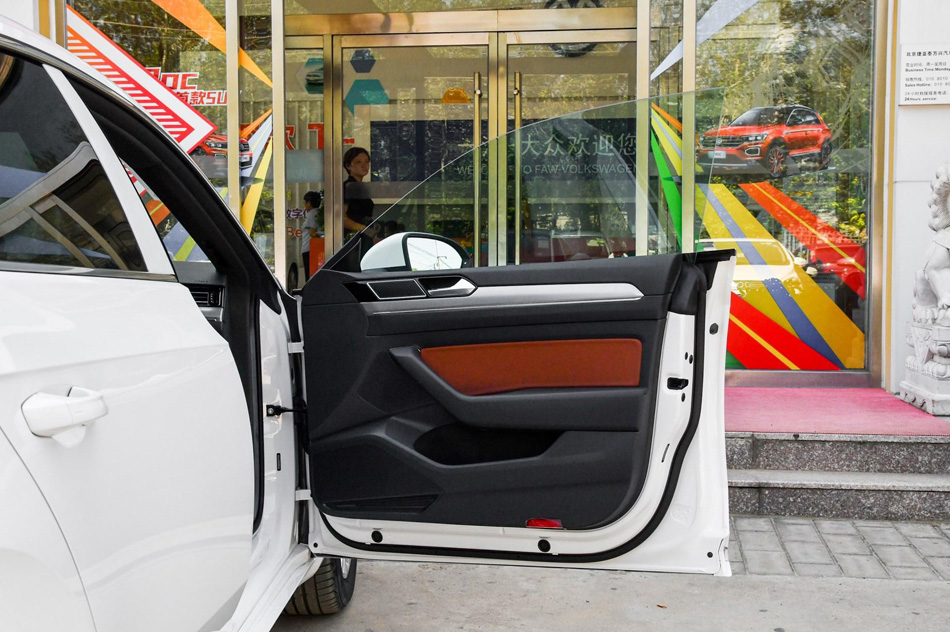 2019款 380TSI 魅颜版 座椅空间