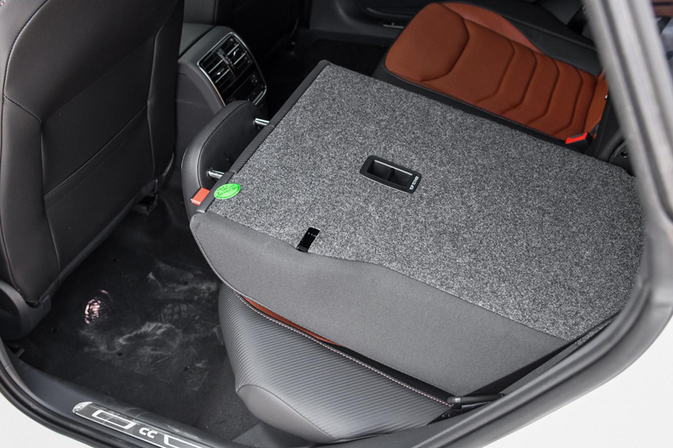 2019款 380TSI 魅颜版 座椅空间