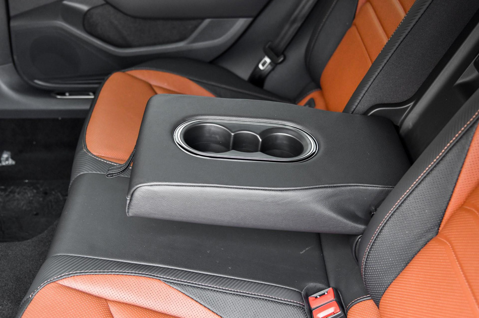 2019款 380TSI 魅颜版 座椅空间