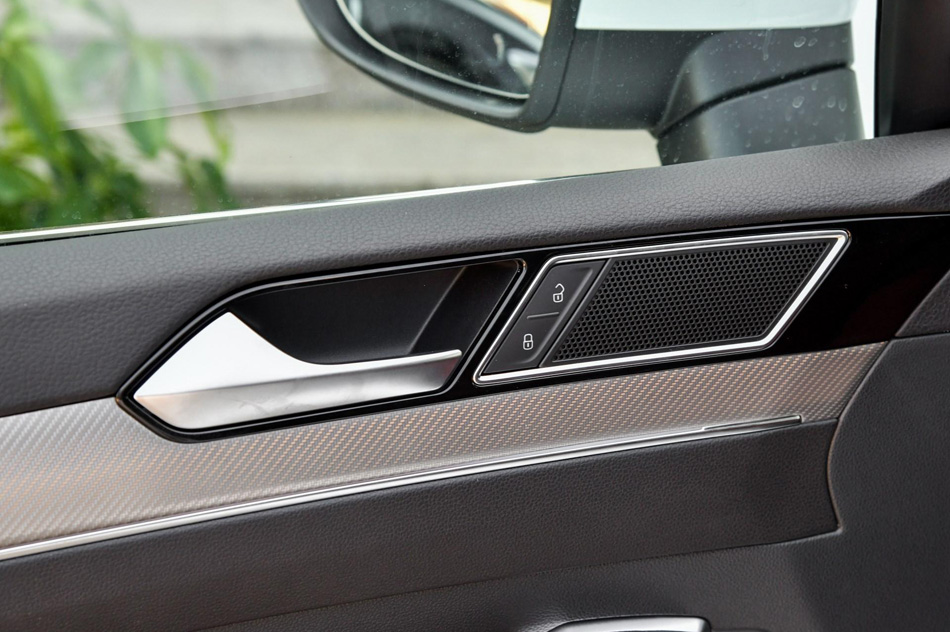 2019款 380TSI 魅颜版 座椅空间