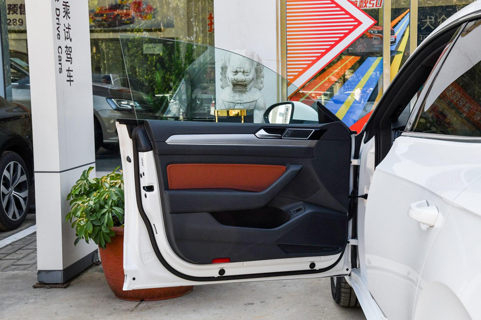 2019款 380TSI 魅颜版 座椅空间