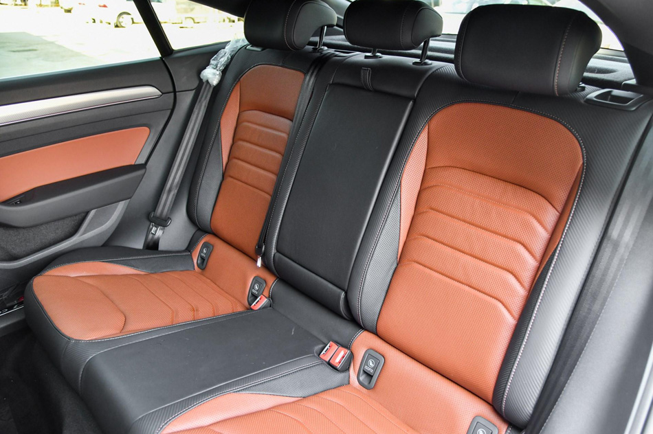 2019款 380TSI 魅颜版 座椅空间