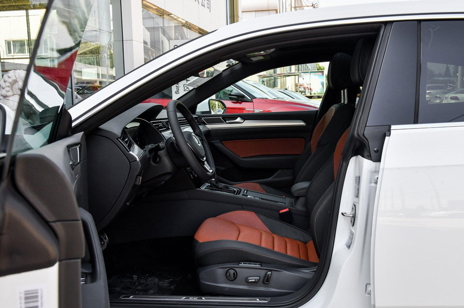 2019款 380TSI 魅颜版 座椅空间