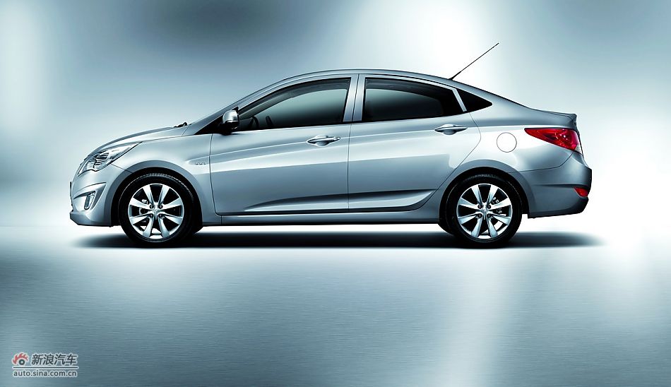 北京现代瑞纳-银色