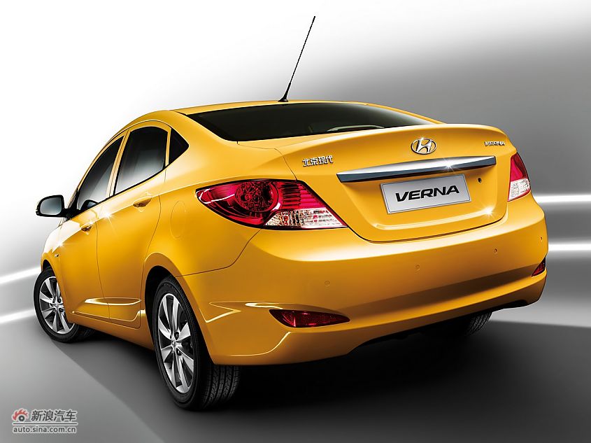 北京现代瑞纳-黄色