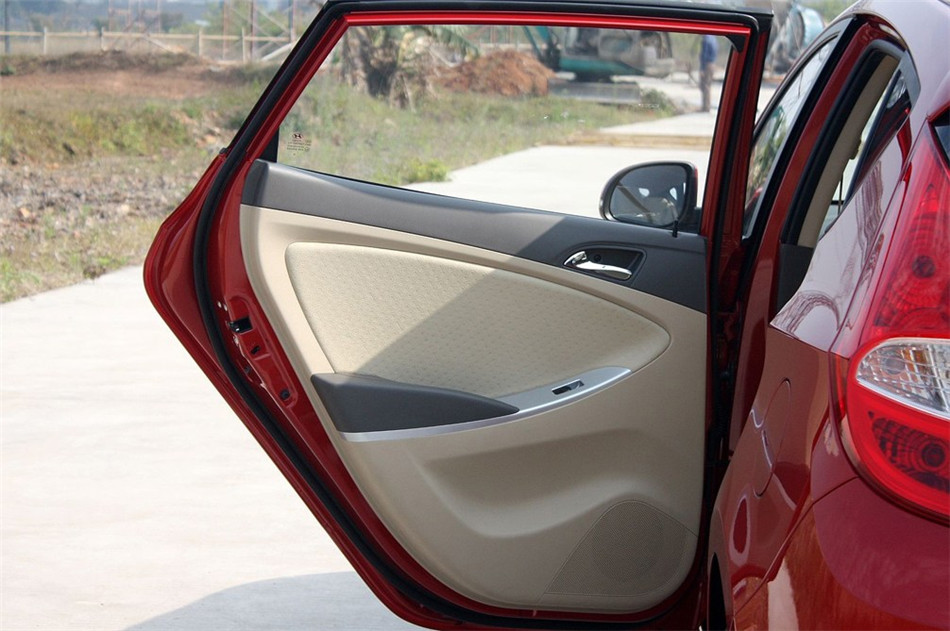 2011款瑞纳两厢1.4自动豪华型