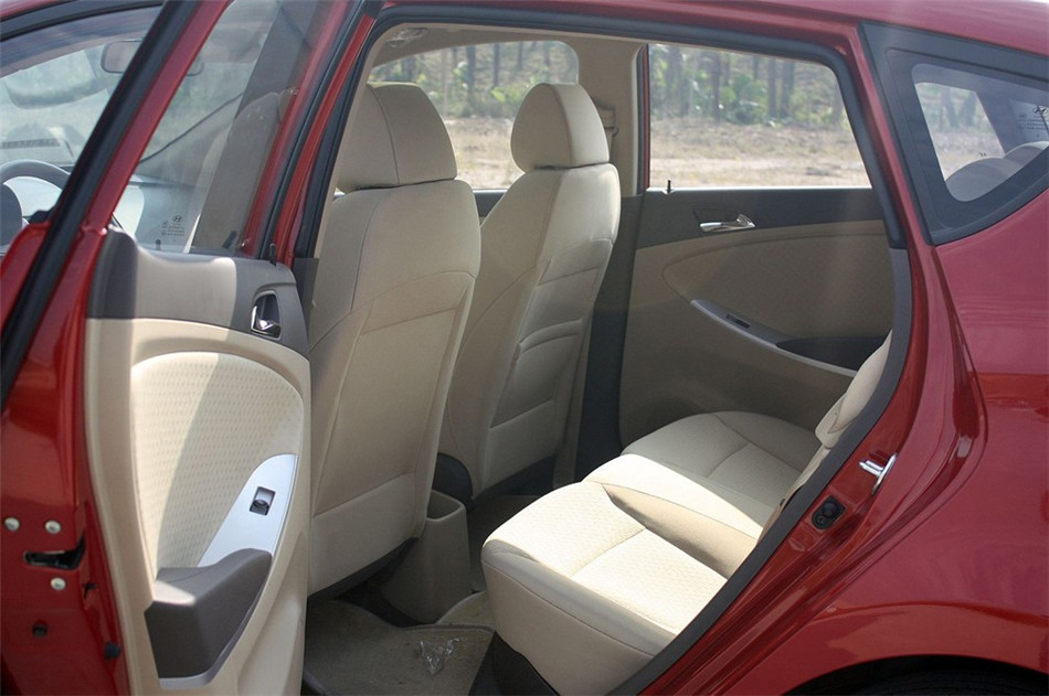 2011款瑞纳两厢1.4自动豪华型