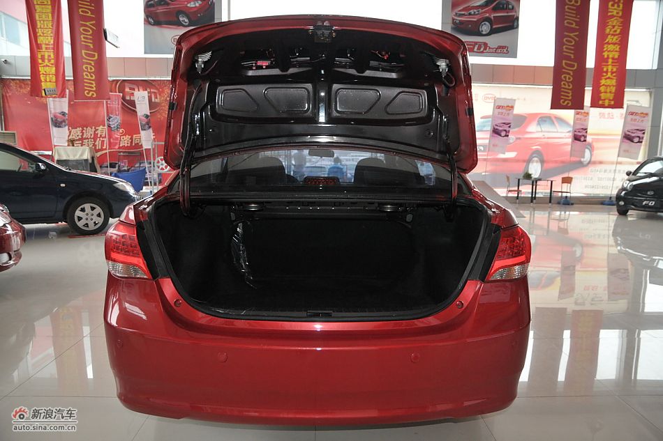 比亚迪L3后备箱