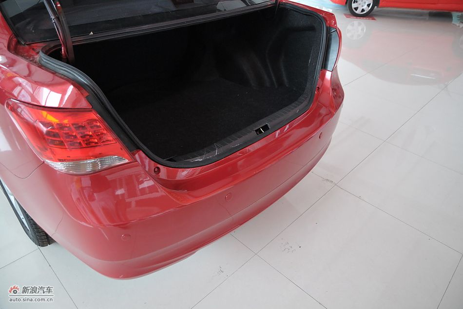 比亚迪L3后备箱