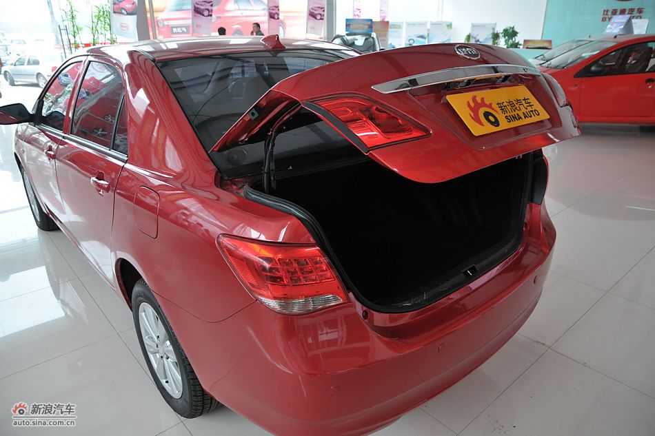 比亚迪L3后备箱