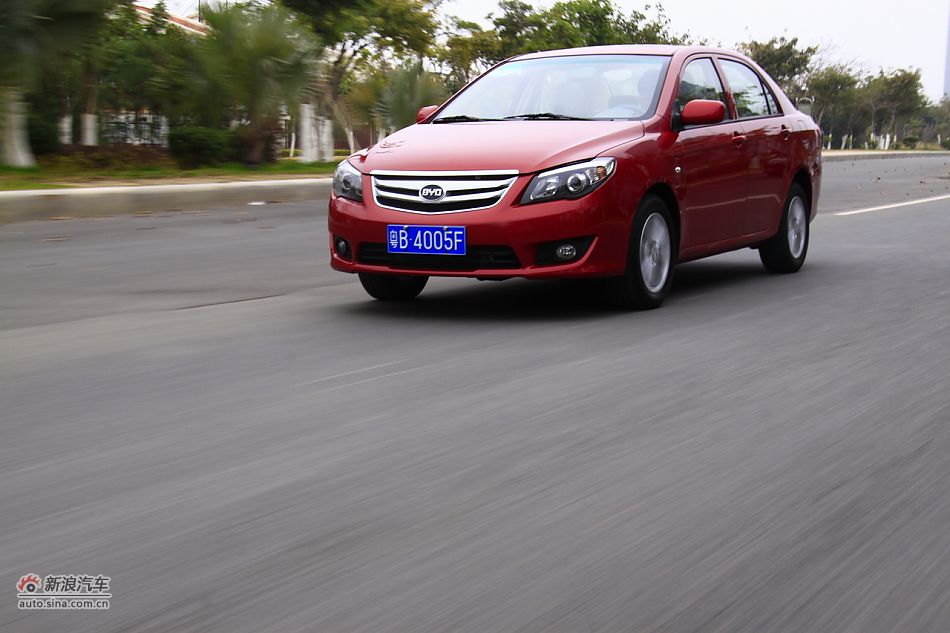 比亚迪L3动态实拍图