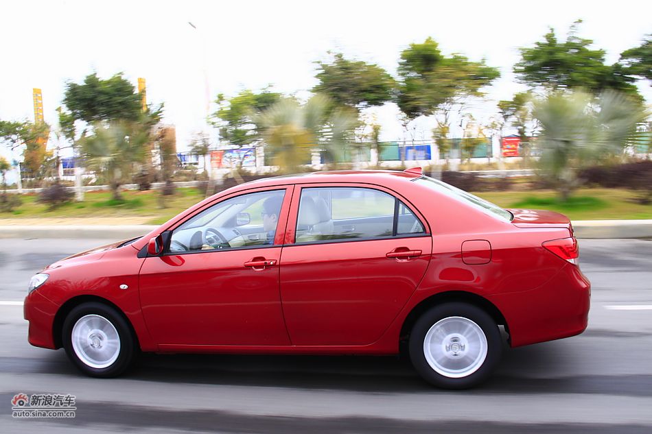 比亚迪L3动态实拍图