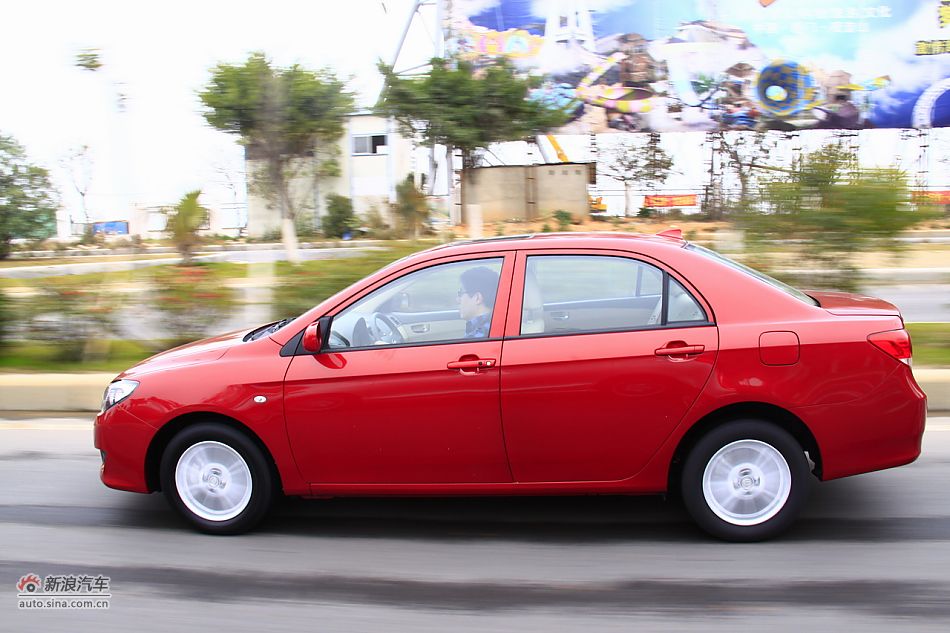 比亚迪L3动态实拍图