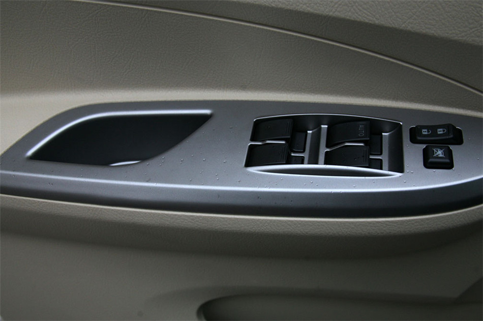 L3 2012款 1.8L CVT 尊贵型 座椅空间