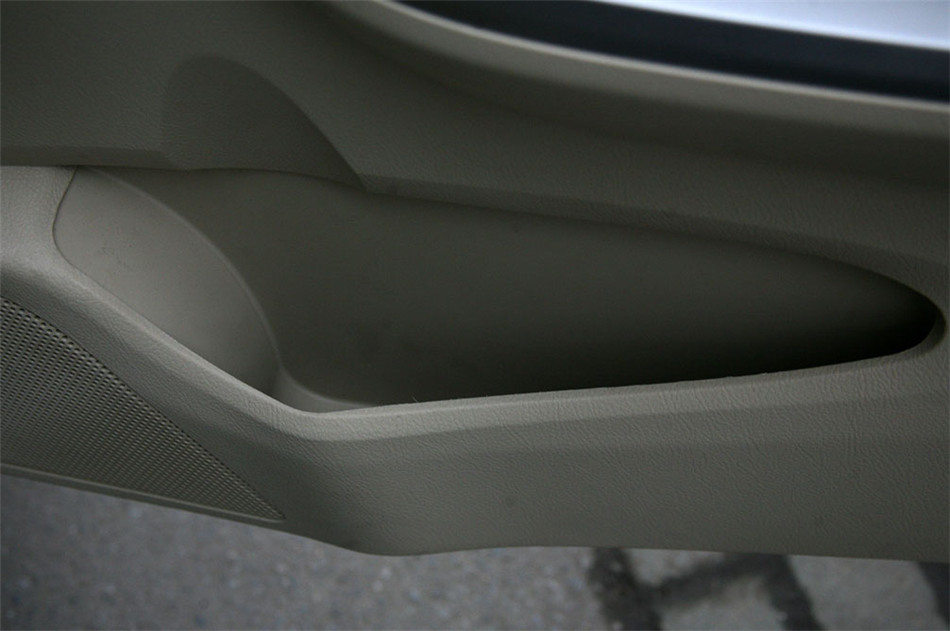 L3 2012款 1.8L CVT 尊贵型 座椅空间