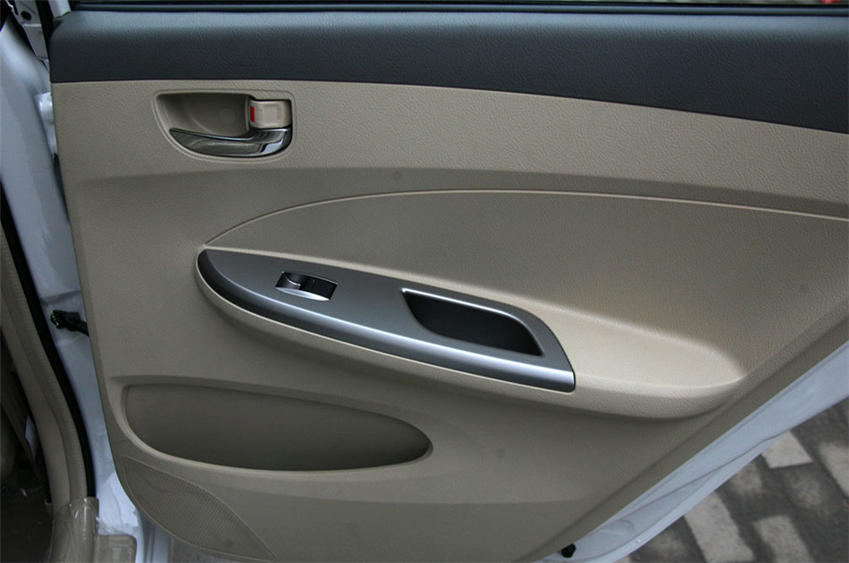 L3 2012款 1.8L CVT 尊贵型 座椅空间