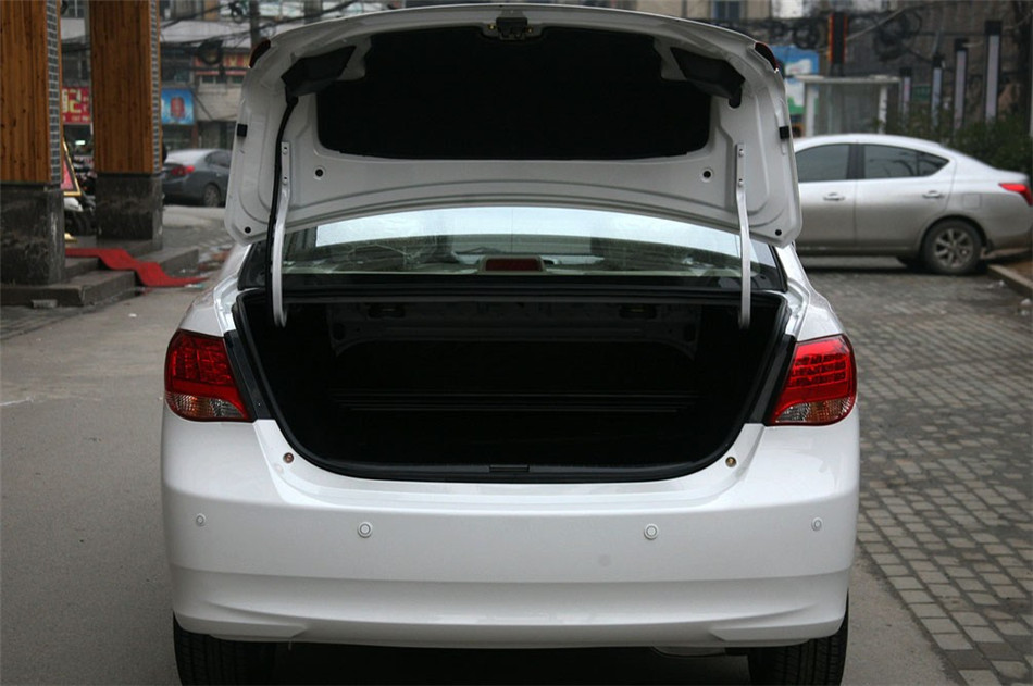 L3 2012款 1.8L CVT 尊贵型 座椅空间