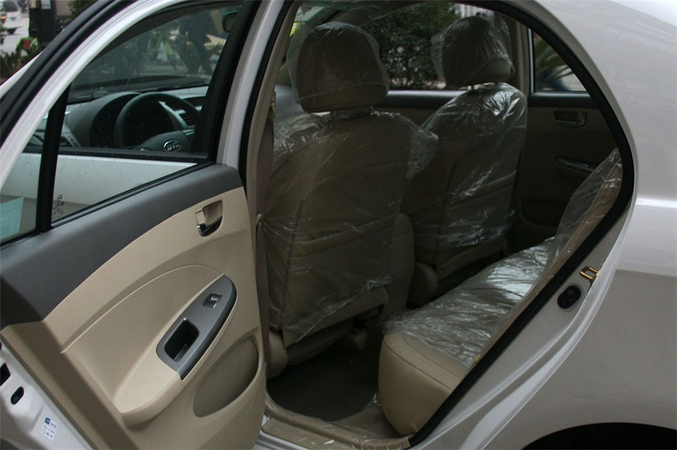 L3 2012款 1.8L CVT 尊贵型 座椅空间