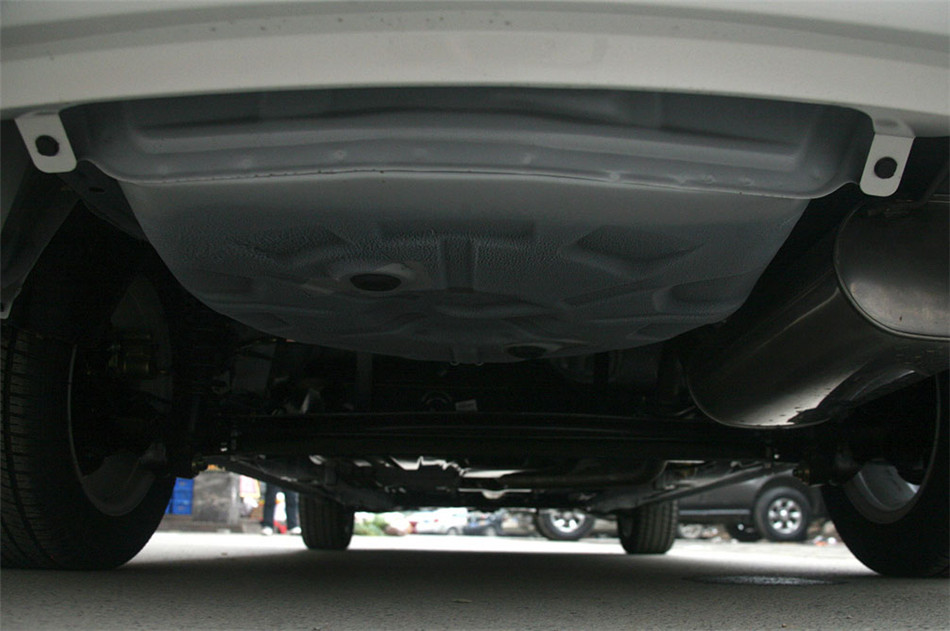 L3 2012款 1.8L CVT 尊贵型 引擎底盘