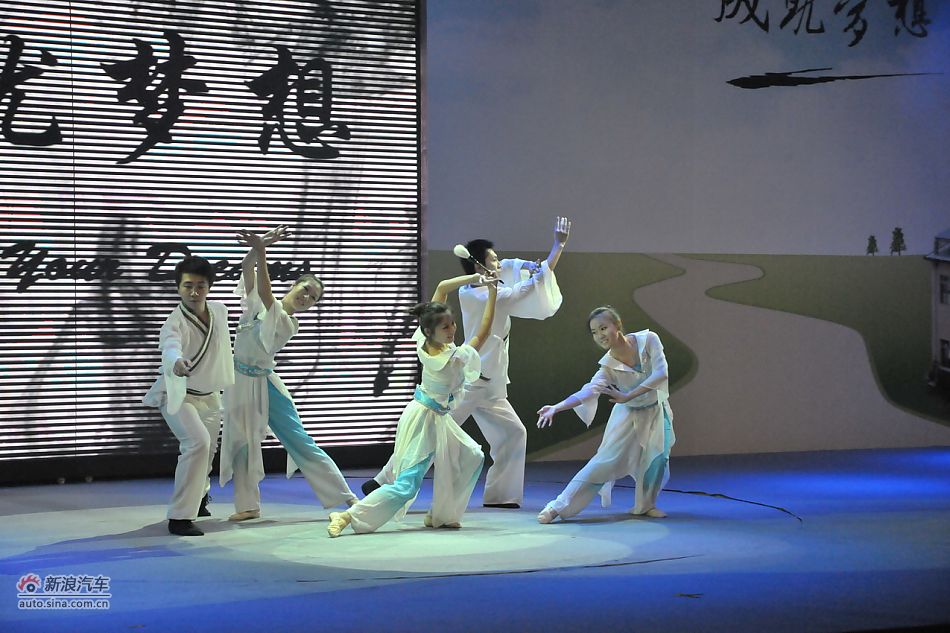 比亚迪M6上市现场表演