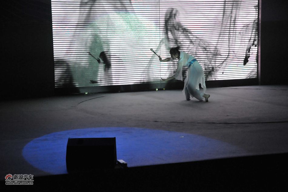 比亚迪M6上市现场表演