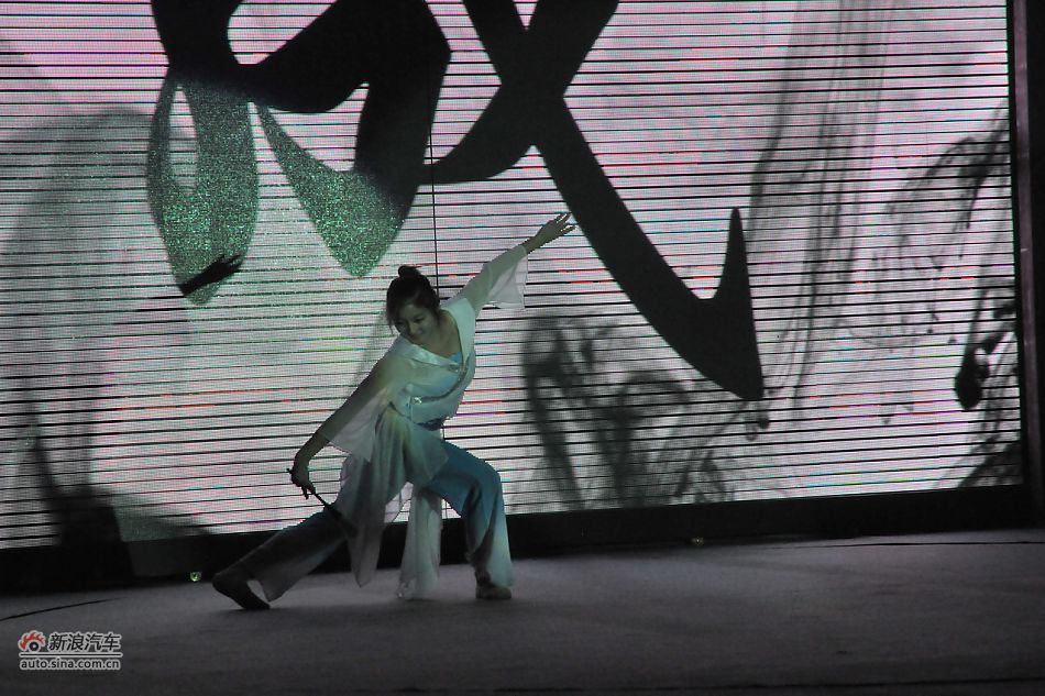 比亚迪M6上市现场表演