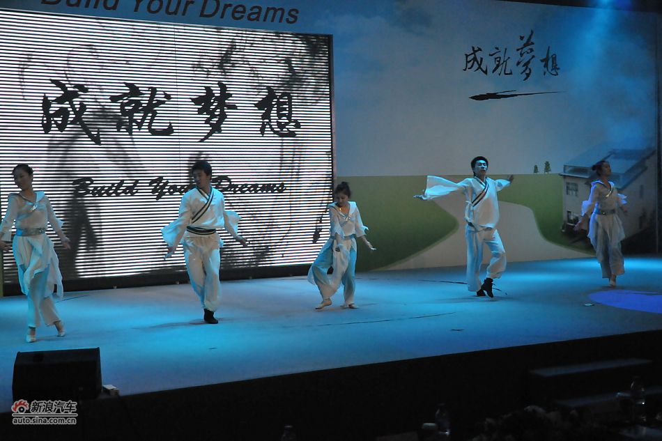 比亚迪M6上市现场表演