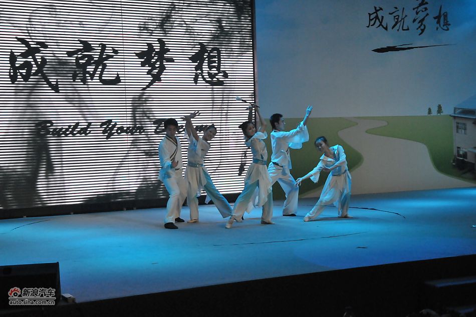 比亚迪M6上市现场表演