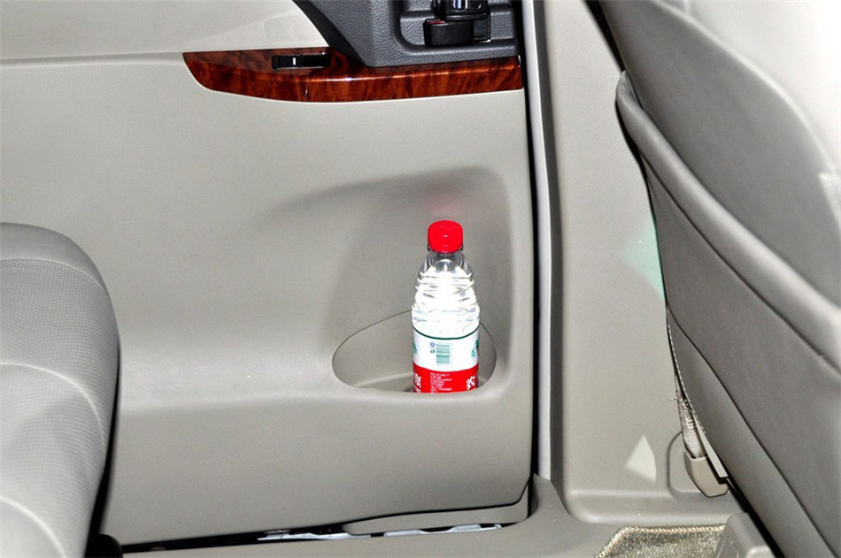 2013款 2.4L MT 尊贵型 座椅空间