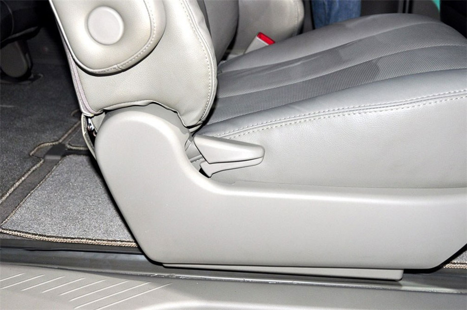 2013款 2.4L MT 尊贵型 座椅空间