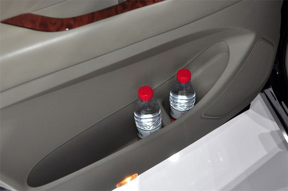 2013款 2.4L MT 尊贵型 座椅空间