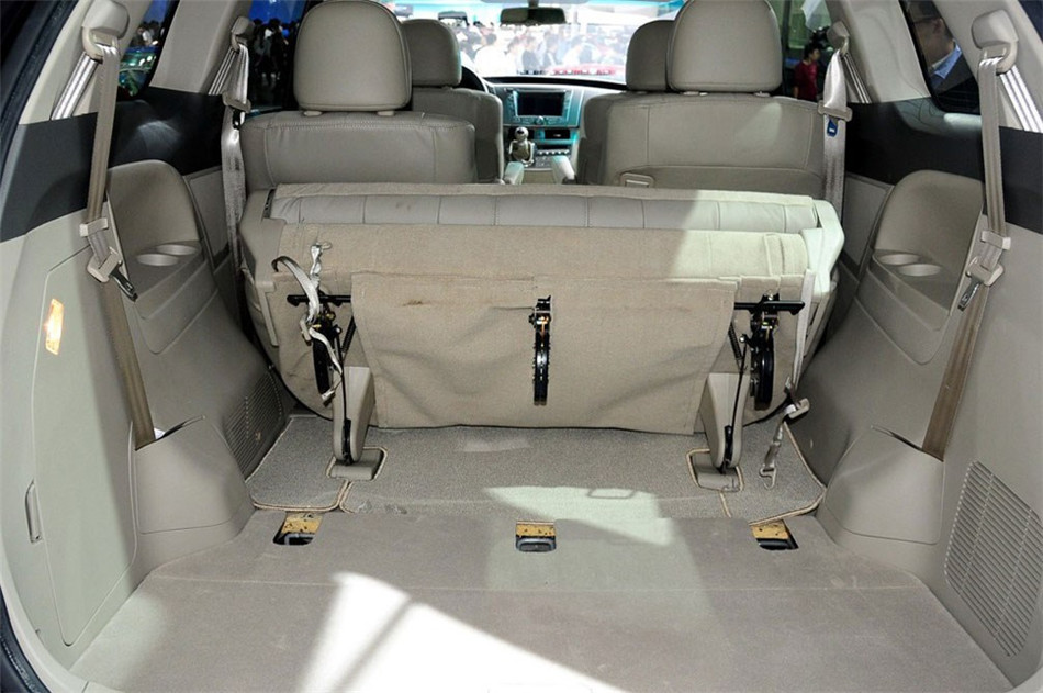 2013款 2.4L MT 尊贵型 座椅空间