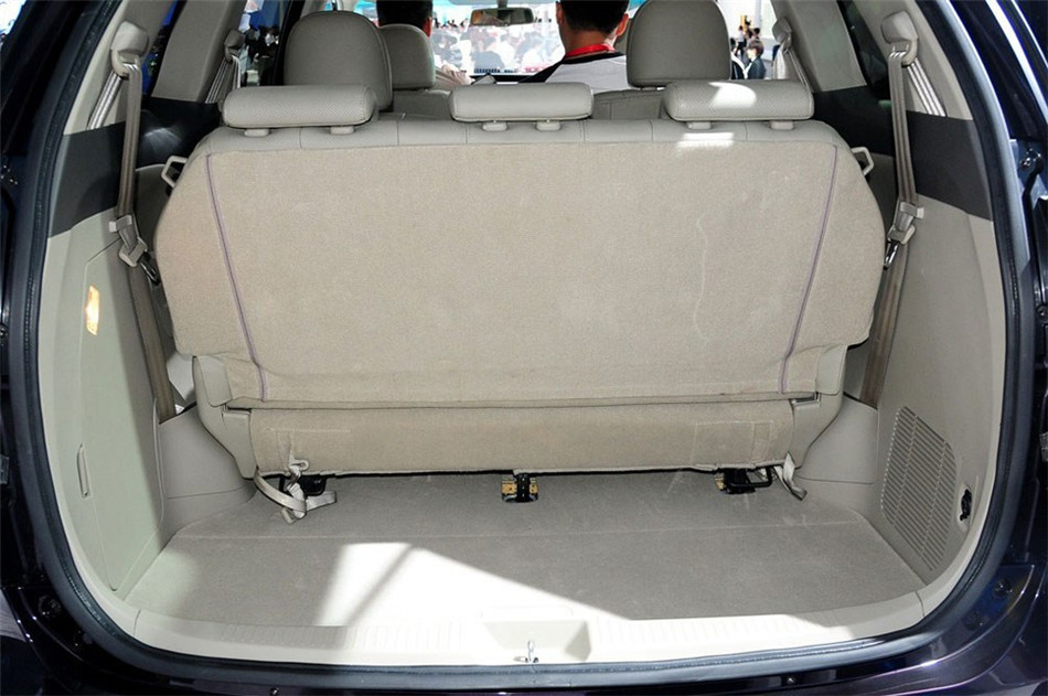 2013款 2.4L MT 尊贵型 座椅空间